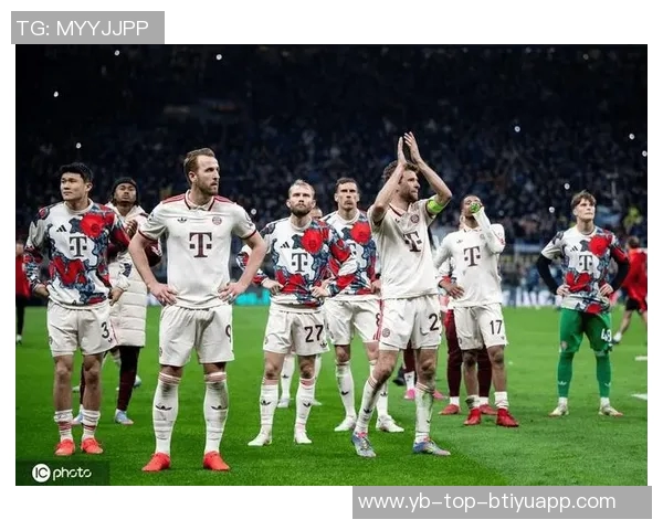 穆勒携家人共度假期现场观赛拜仁男篮圣诞前夕盛况