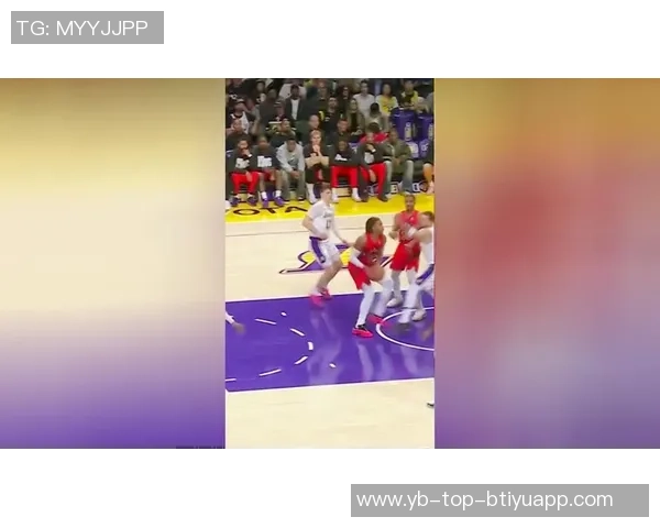 詹姆斯助力八村频频攻筐展现默契配合引发球迷热议 詹姆斯助力八村频频攻筐展现默契配合引发球迷热议